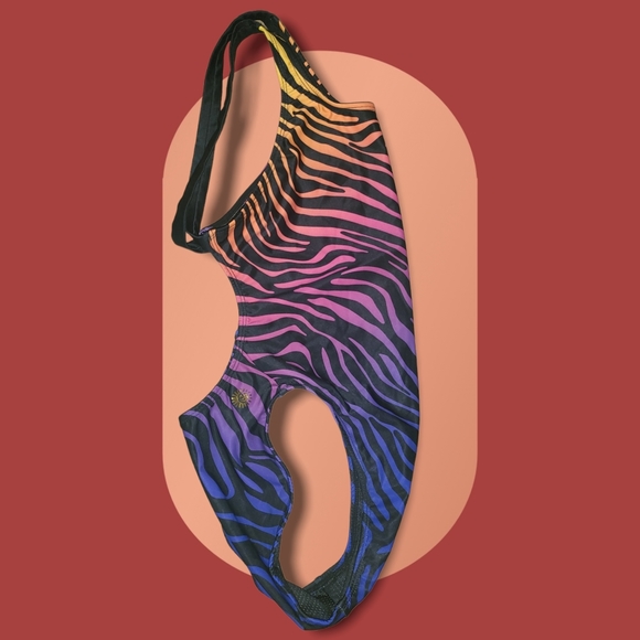 One piece kris-cross back Tri Sirena bathing suit. - Picture 2 of 4